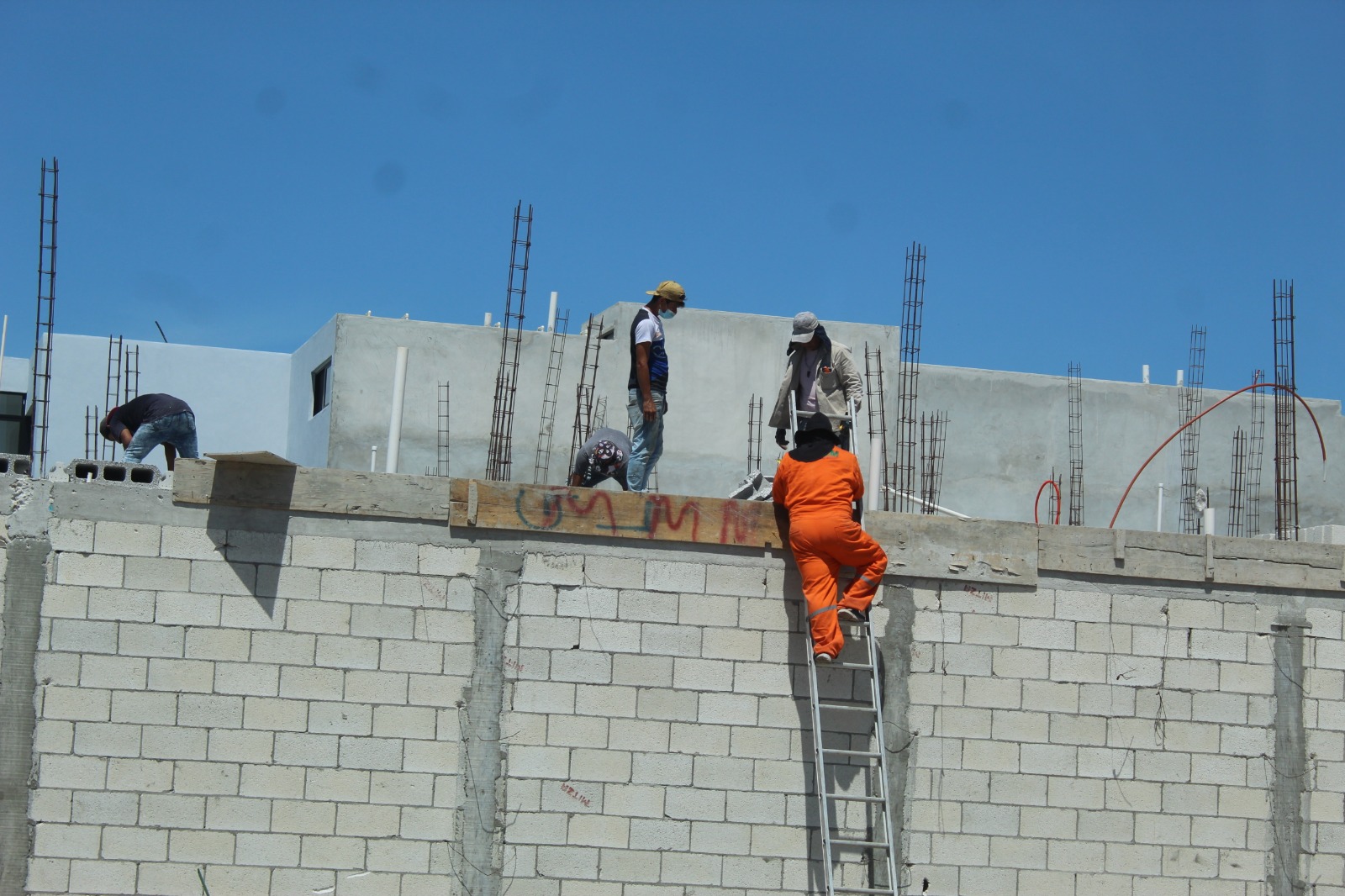 Gobiernos del estado y del municipio del Carmen marginan a obreros de la construcción