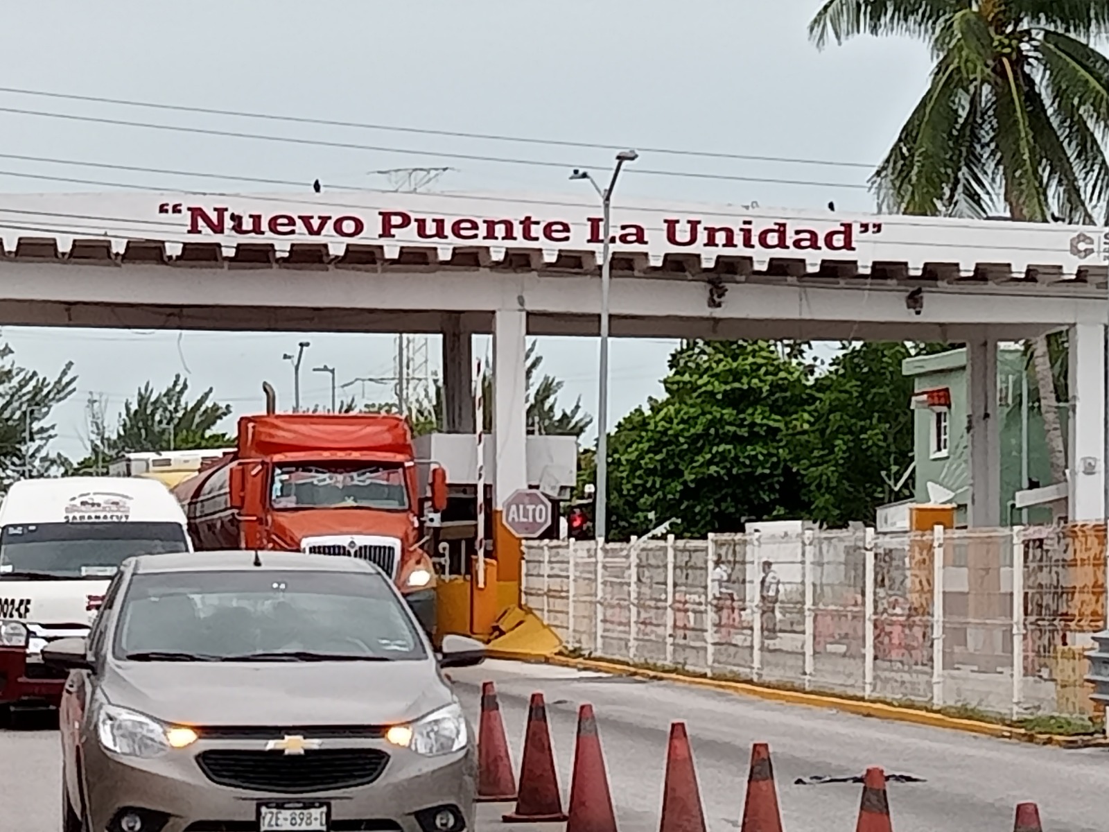 Gobierno del estado de Campeche negó la extensión para los trámites de engomados al libre acceso del Puente de la Unidad