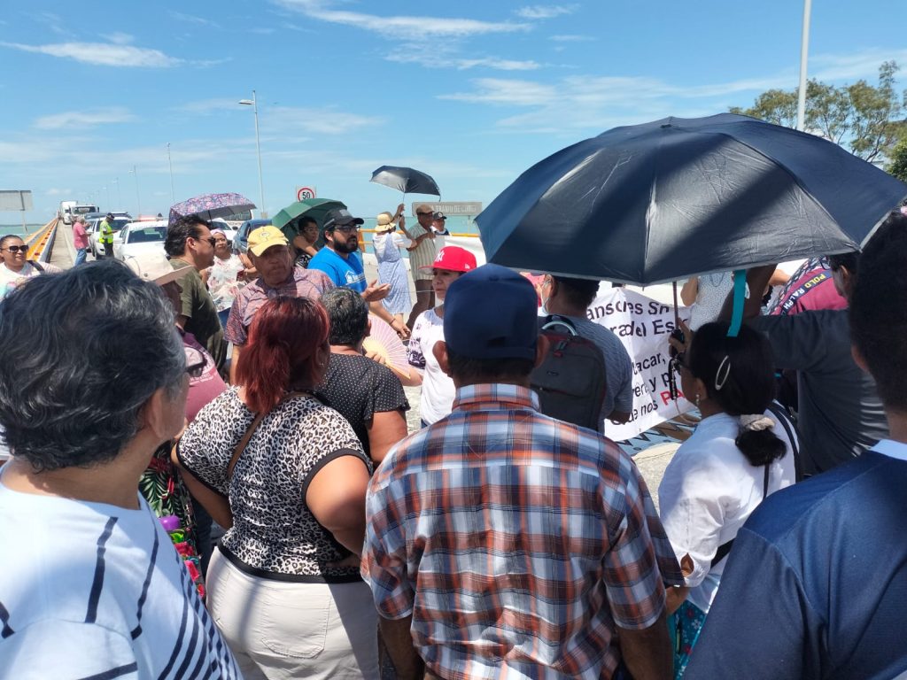 Jubilados de la UNACAR bloquean el Puente Zacatal de Ciudad del Carmen
