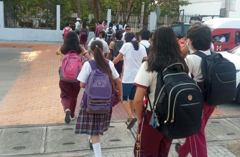 Se incrementa en un 40% el costo de uniforme para jóvenes de secundaria y preparatoria de Ciudad del Carmen