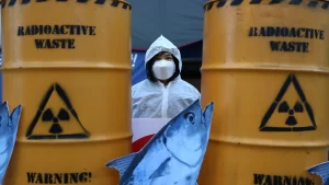 Japón vierte agua radiactiva mientras China prohíbe la importación de productos marinos japoneses