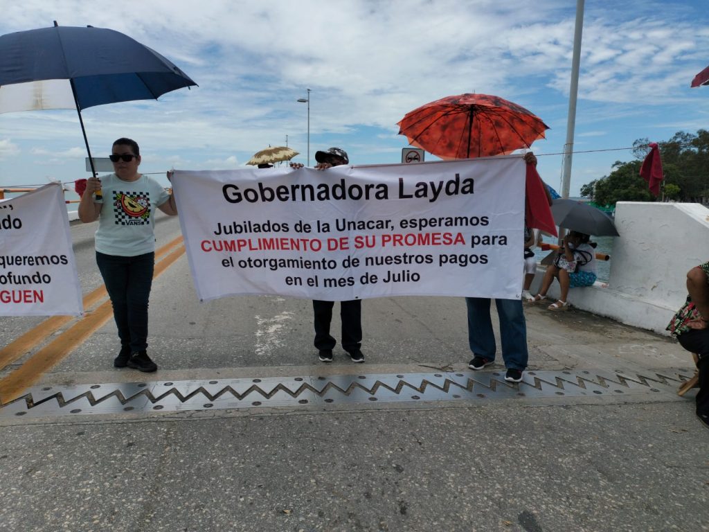 Jubilados de la UNACAR bloquean el Puente Zacatal de Ciudad del Carmen