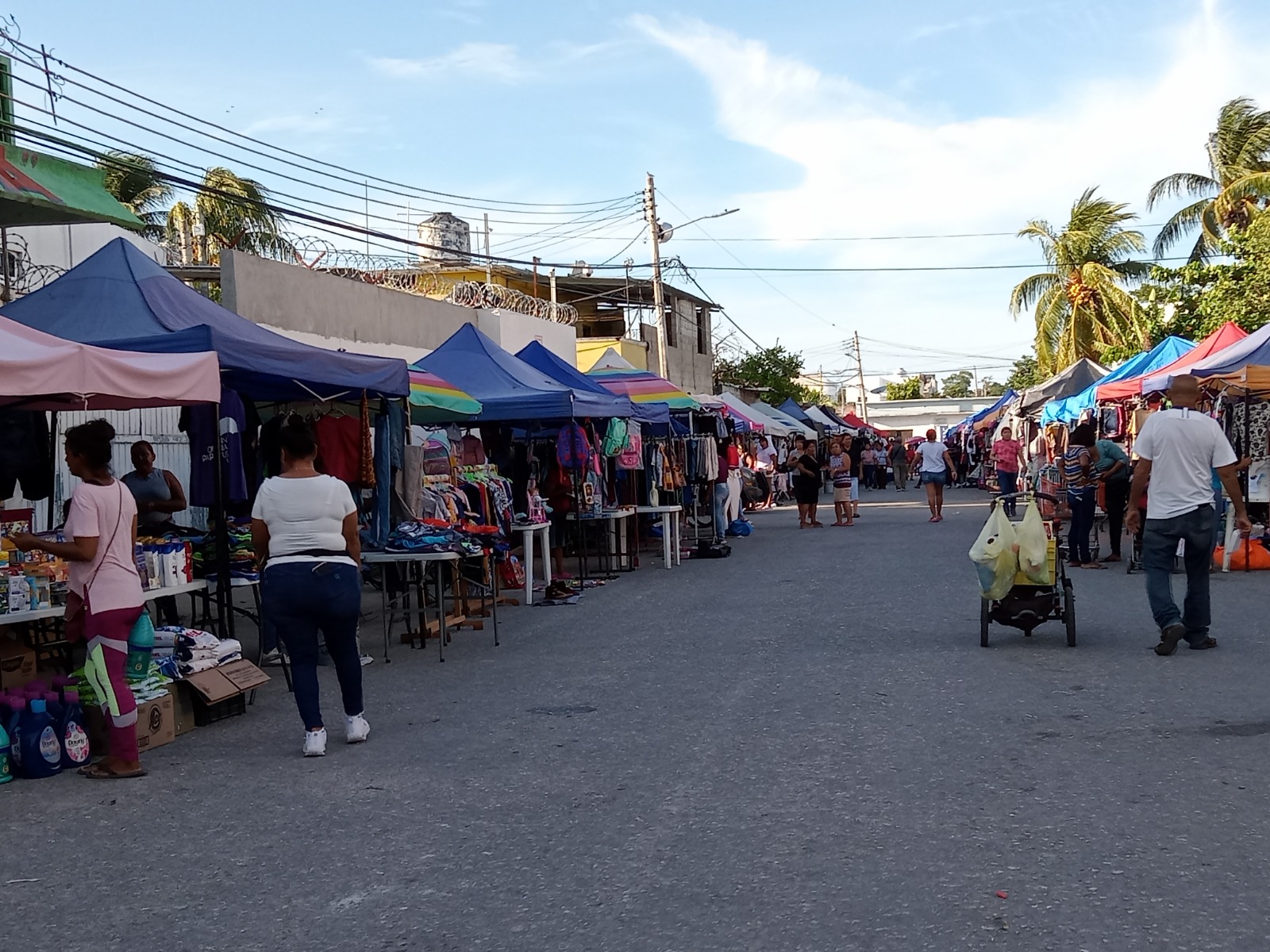 Bazaristas del parque Juan Diego de Ciudad del Carmen ocuparon la calle Puerto Salina