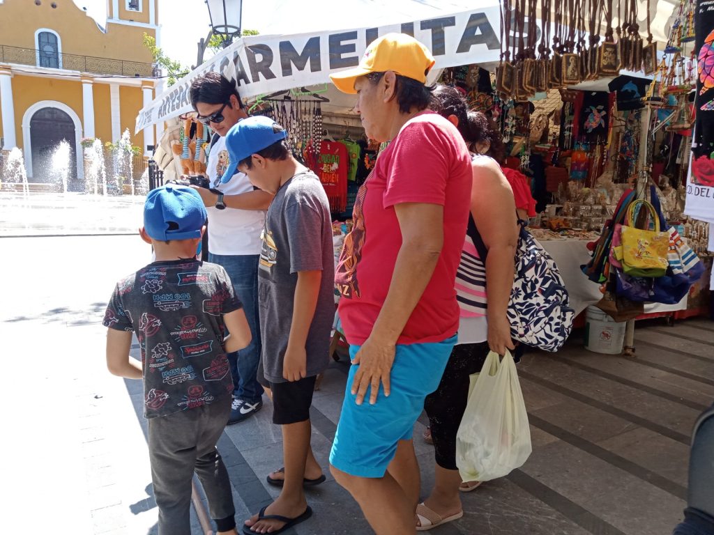 Artesanos carmelitas tienen cinco años en el interior del parque principal Zaragoza