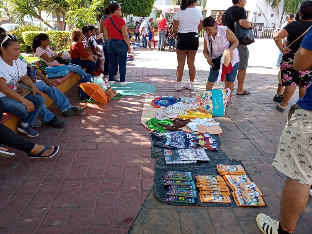 Bazaristas convierten en mercado sobre ruedas la Plaza Cívica “7 de Agosto”: en Ciudad del Carmen