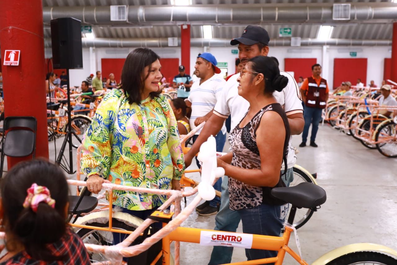 Yolanda Osuna entrega triciclos de carga a 240 beneficiarios de 48 localidades