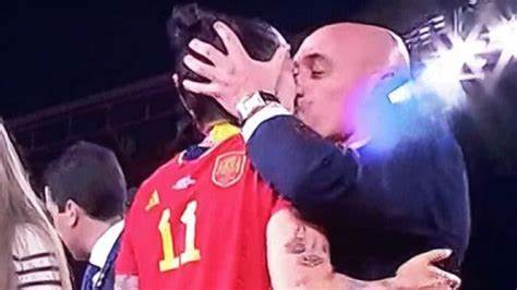 Ya opfreció disculpas el Presidentente de la Federación Española por beso a jugadora
