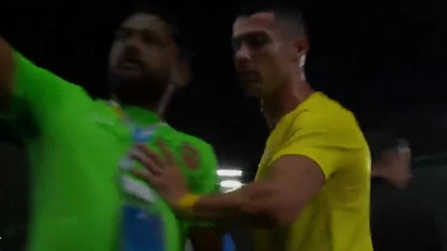 Cristiano Ronaldo enfurecido ataca a un fan en el medio tiempo del partido de su equipo