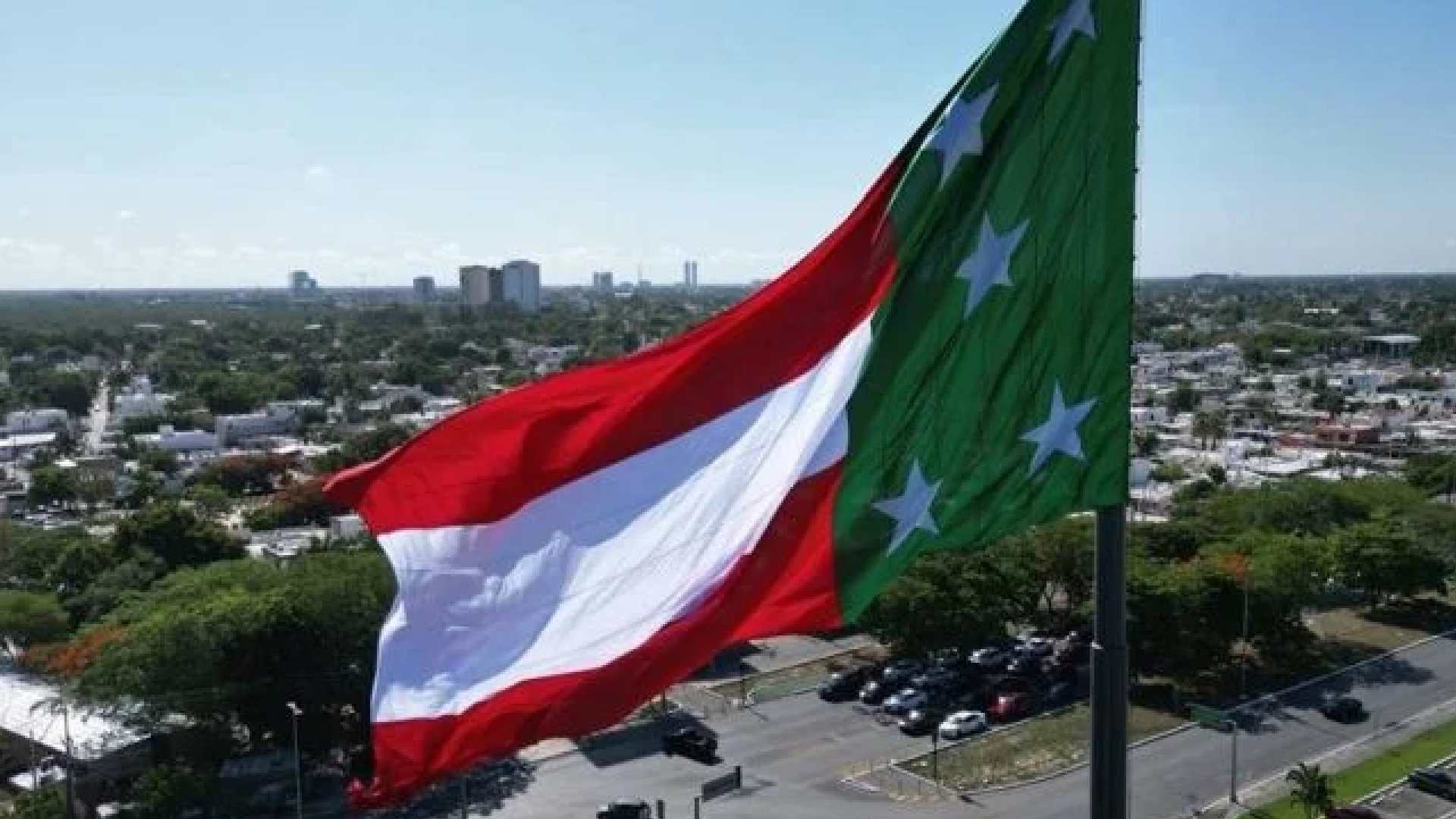 Ondea la bandera de Yucatán en Mérida, el gobernador encabezó el izamiento