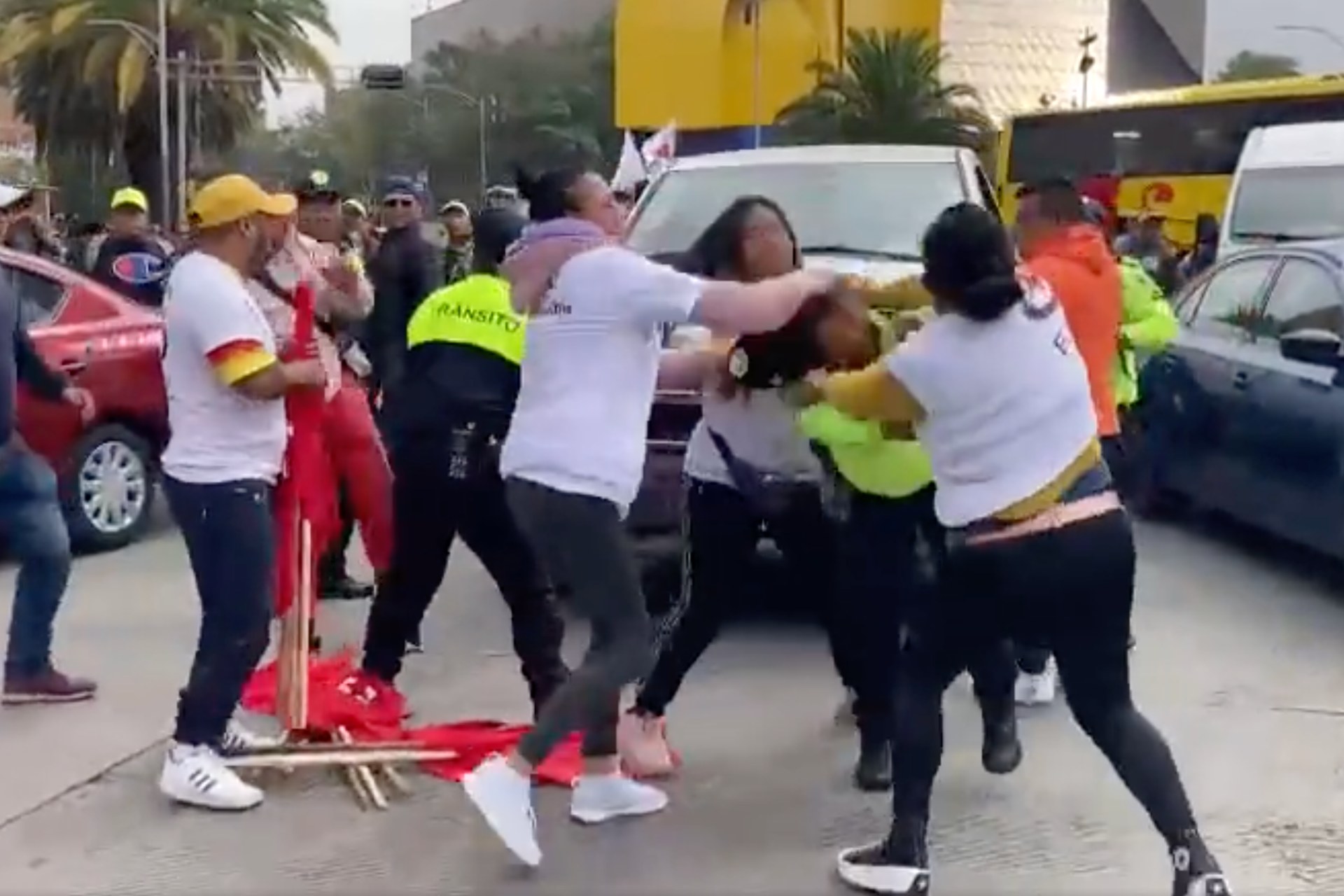 Mujeres golpean a policías durante cierre de gira Sheinbaum; la violenta escena fue grabada en video.