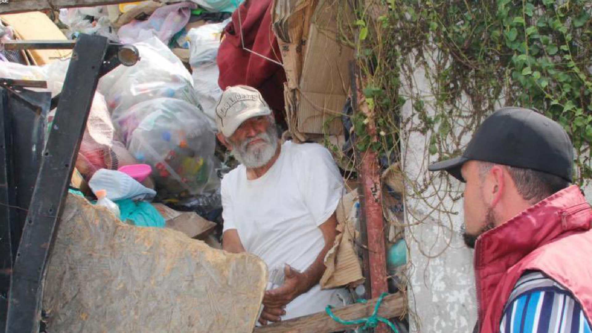 Veterano ingeniero civil se volvió pepenador; el hombre de 70 años de edad, acumuló decenas de toneladas en su casa.