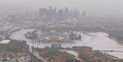Estadio de los Dodgers inundado tras el paso del huracán Hillary