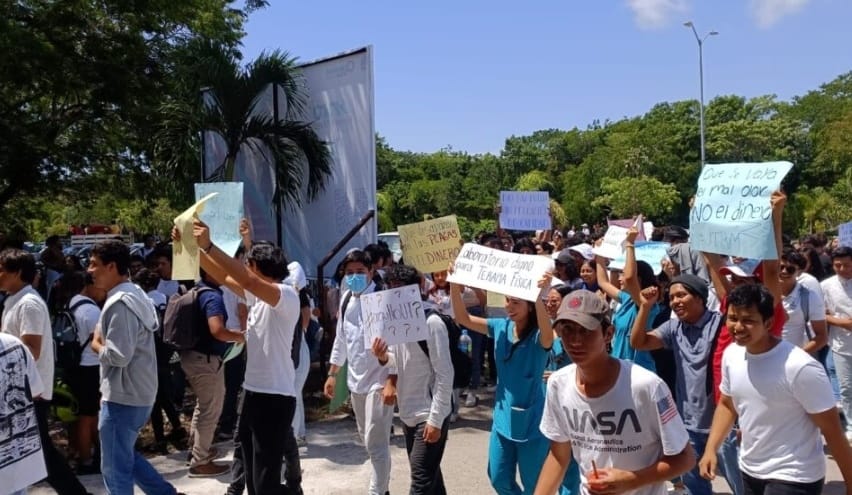 Estudiantes de la UT de Playa de Carmen se manifestaron para denunciar diversas problemáticas