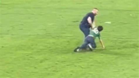 Guardia golpea a niño que invadió la cancha en partido amistoso