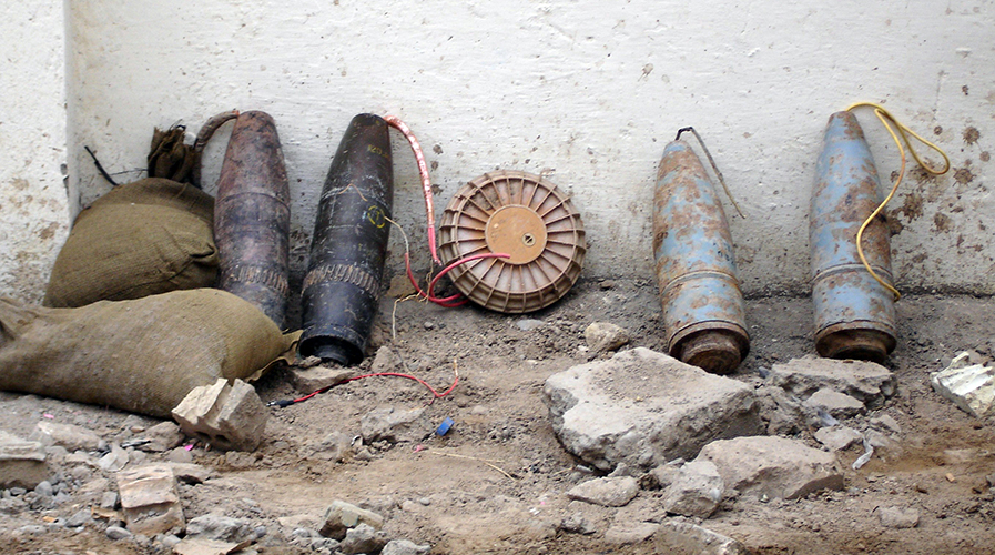 Encuentran explosivos enterrados en una escuela
