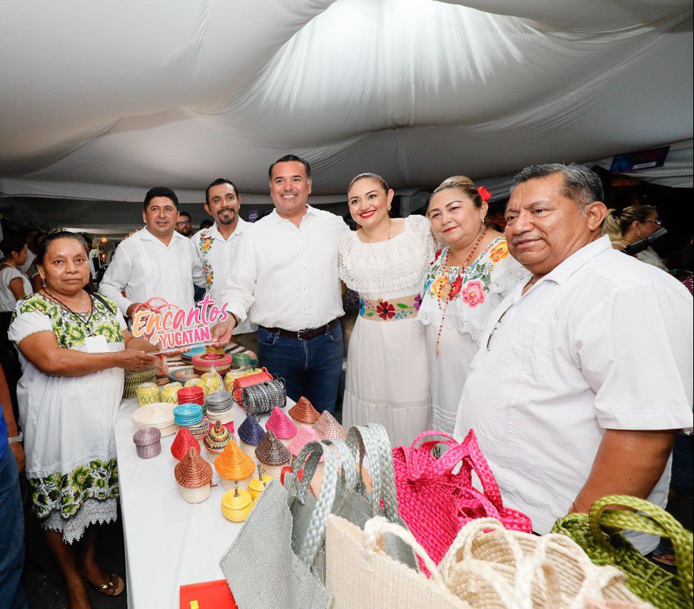 Renán Barrera recibe a artesanos de 42 municipios de Yucatán