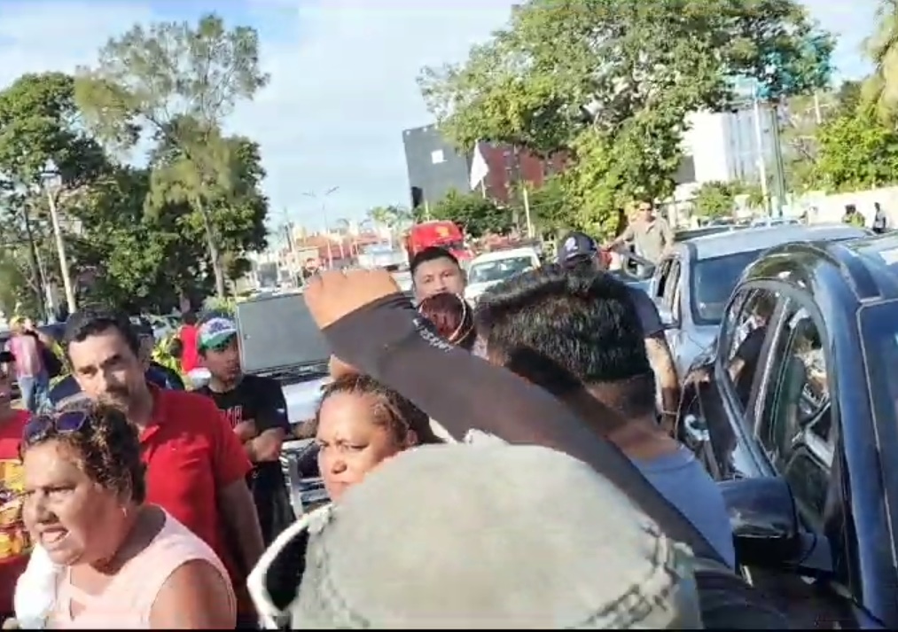 Se enfadan conductores de vehículos varados por el cierre del Puente Zacatal en Ciudad del Carmen