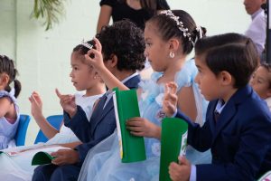 Los pequeños estudiantes cantaron en lengua de señas