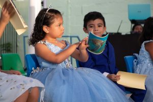 La constancia fundamental para aprender la lengua de señas.