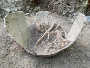 INAH descubre una osamenta humana ataviada con un anillo de jade, en la Zona Arqueológica El Tigre