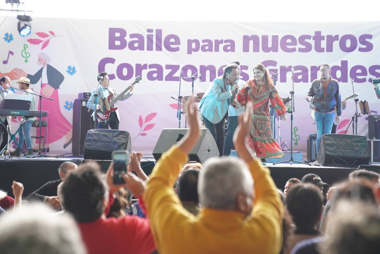 Festejó Iztapalapa a más de 20 mil adultos mayores con baile