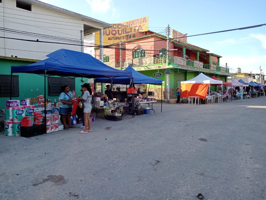 Bazaristas del parque Juan Diego de Ciudad del Carmen ocuparon la calle Puerto Salina