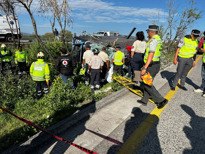 Volcadura de autobús en la México-Querétaro deja siete muertos y 13 heridos