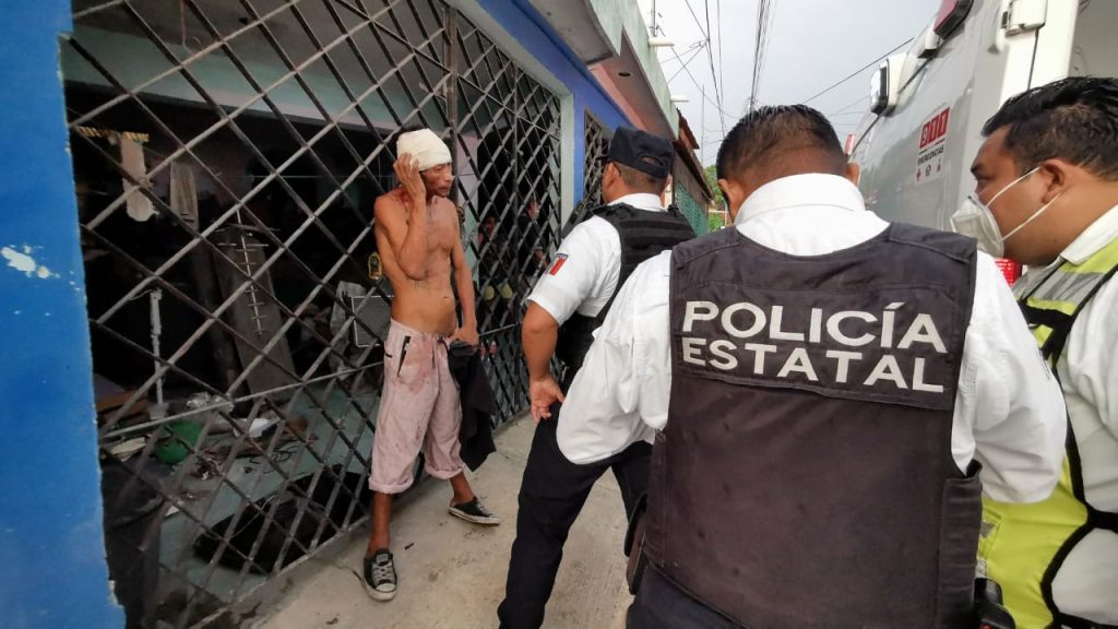 lo cachan intentando sacar bocinas