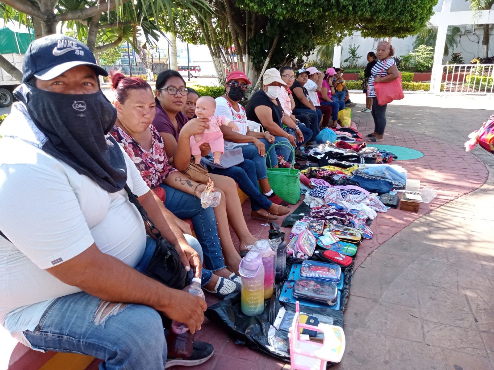 Bazaristas convierten en mercado sobre ruedas la Plaza Cívica “7 de Agosto”: en Ciudad del Carmen