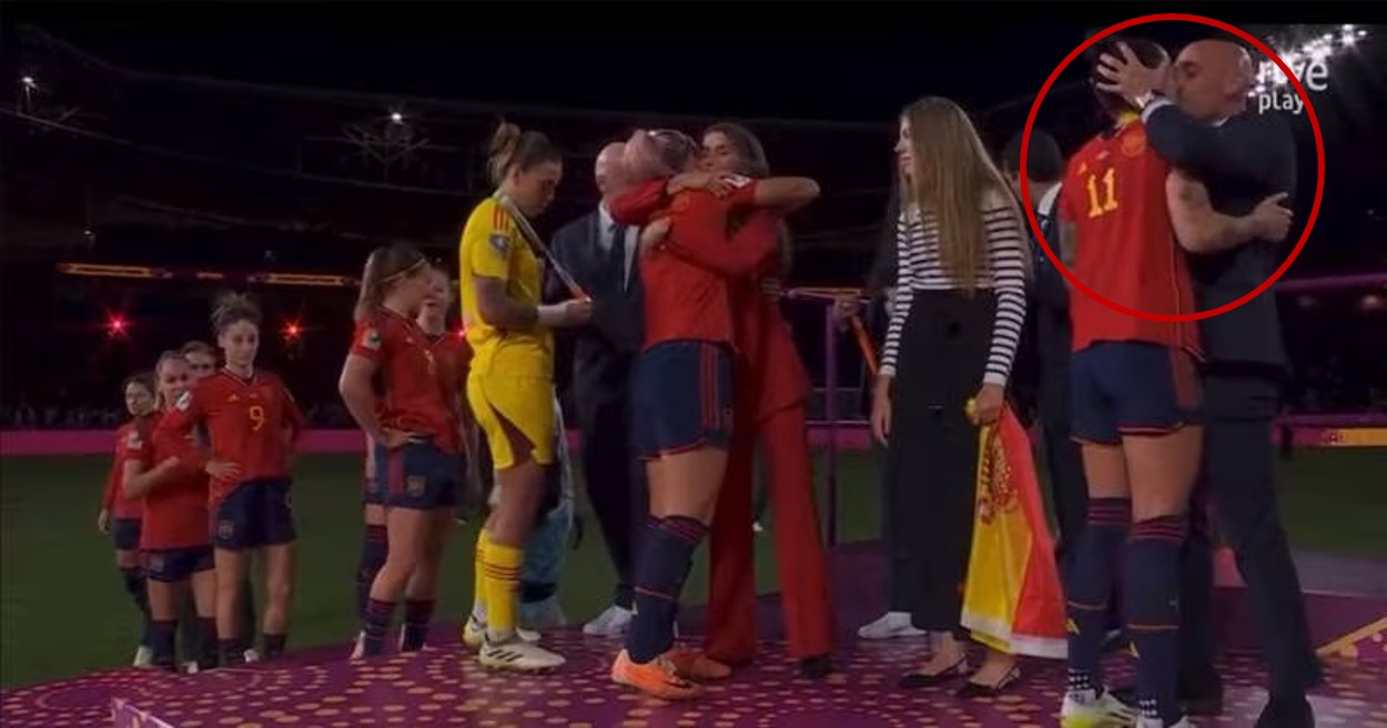 Luis Rubiales, presidente de la Federación Española de Futbol, besa a la jugadora Jenni Hermoso