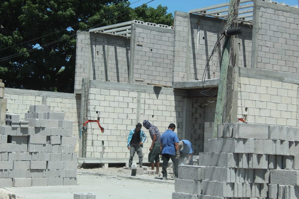 Gobiernos del estado y del municipio del Carmen marginan a obreros de la construcción