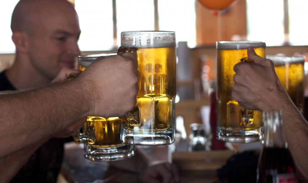 Juegos para tomar cerveza con amigos en una fiesta y divertirte