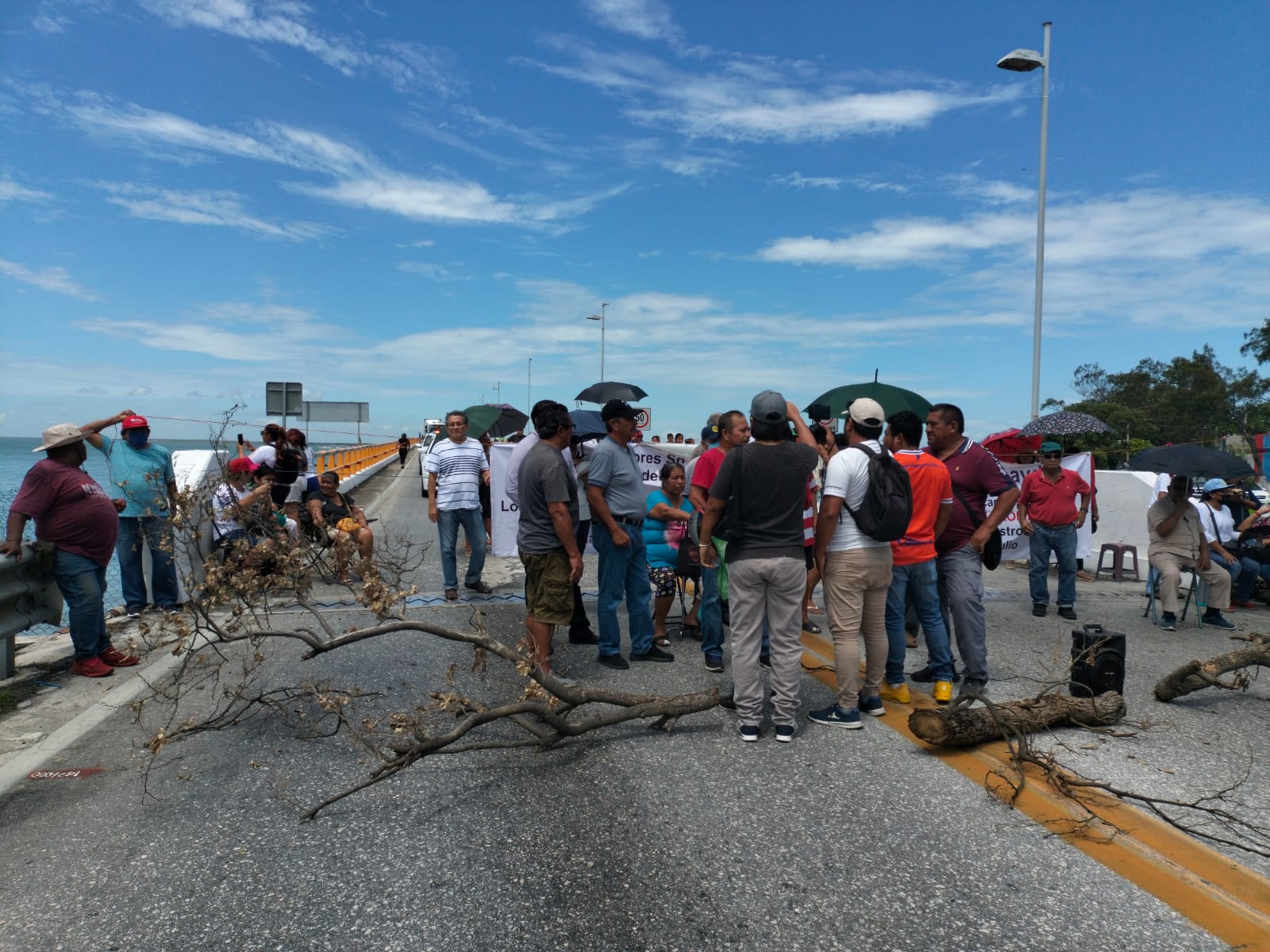 Jubilados de la UNACAR bloquean el Puente Zacatal de Ciudad del Carmen