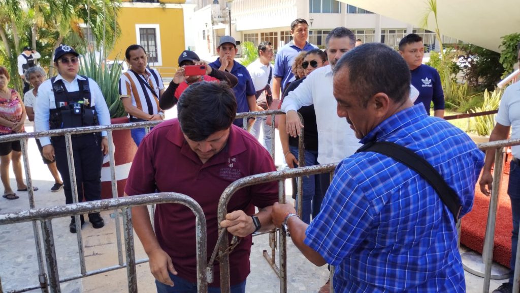 Personal del Gobierno colocó vallas para garantizar la rápida salida de Aníbal Ostoa