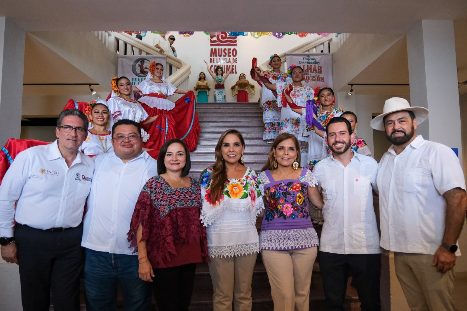 Mara Lezama Espinosa la gobernadora de Quintan Roo, entregó hoy a la presidenta municipal Juanita Alonso Marrufo, el nombramiento de Pueblo Mágico 