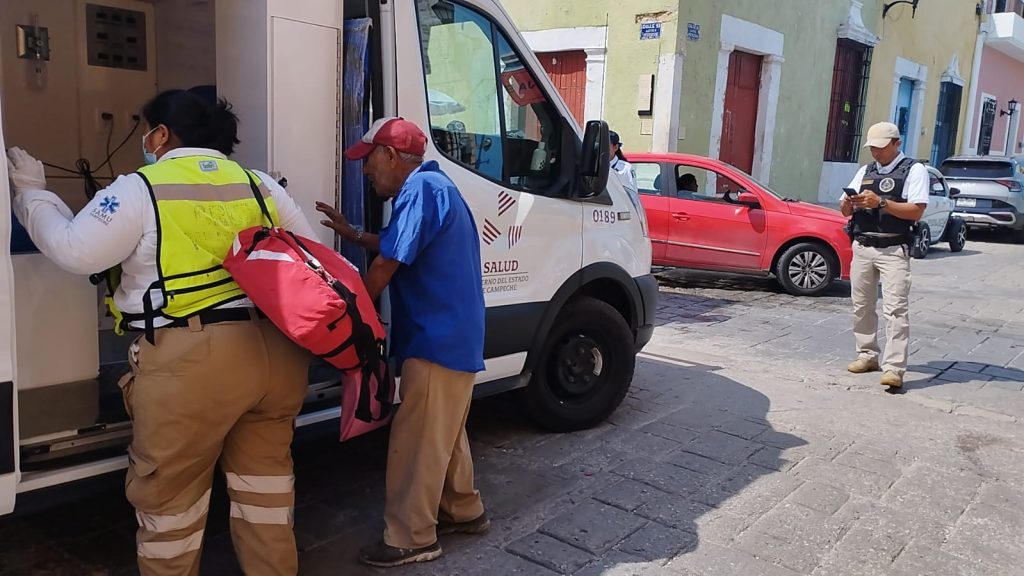 Abuelito tropieza y se lesiona