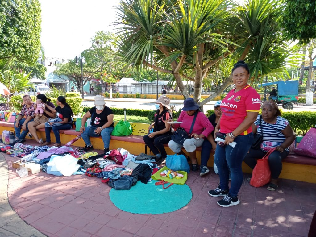 Bazaristas convierten en mercado sobre ruedas la Plaza Cívica “7 de Agosto”: en Ciudad del Carmen