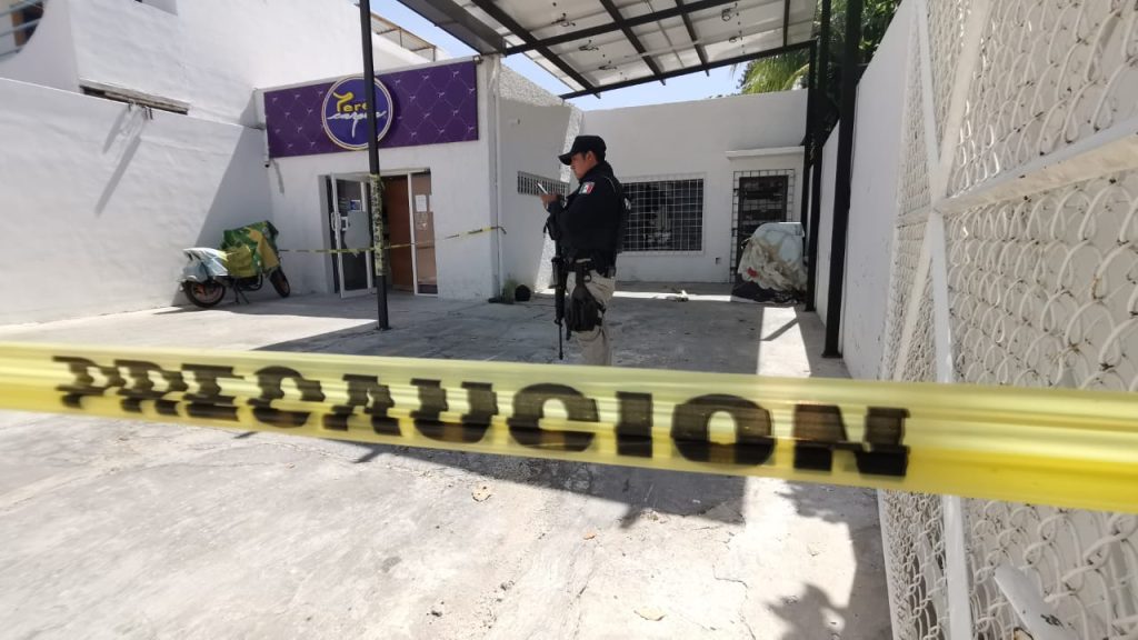 mujer atrapa a ladrón