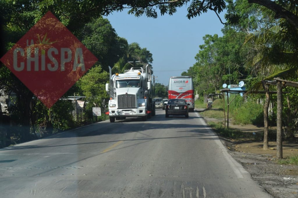 Atastecos piden semáforos peatonales para evitar accidentes