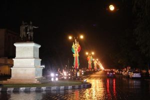 Coronados por una leyenda de : ¡Viva México! y una bandera se vestirá a Mérida con los colores patrios