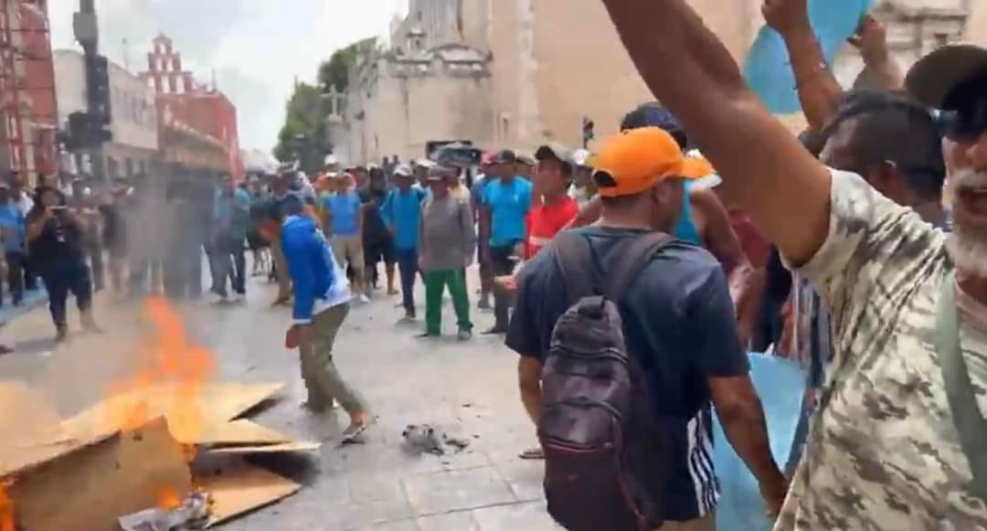 Cerca de 500 pescadores se congregaron en el Centro Histórico de Mérida, quemaron cartones y botaron andamios 