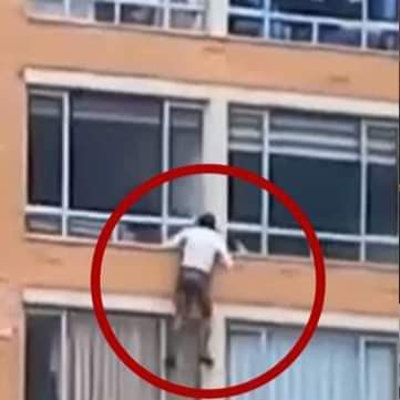 Mujer asustada por el terremoto se avienta de un edificio en Bogotá, es captada en video.