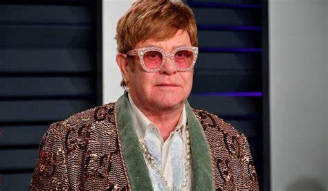 Elton John fue hospitalizado