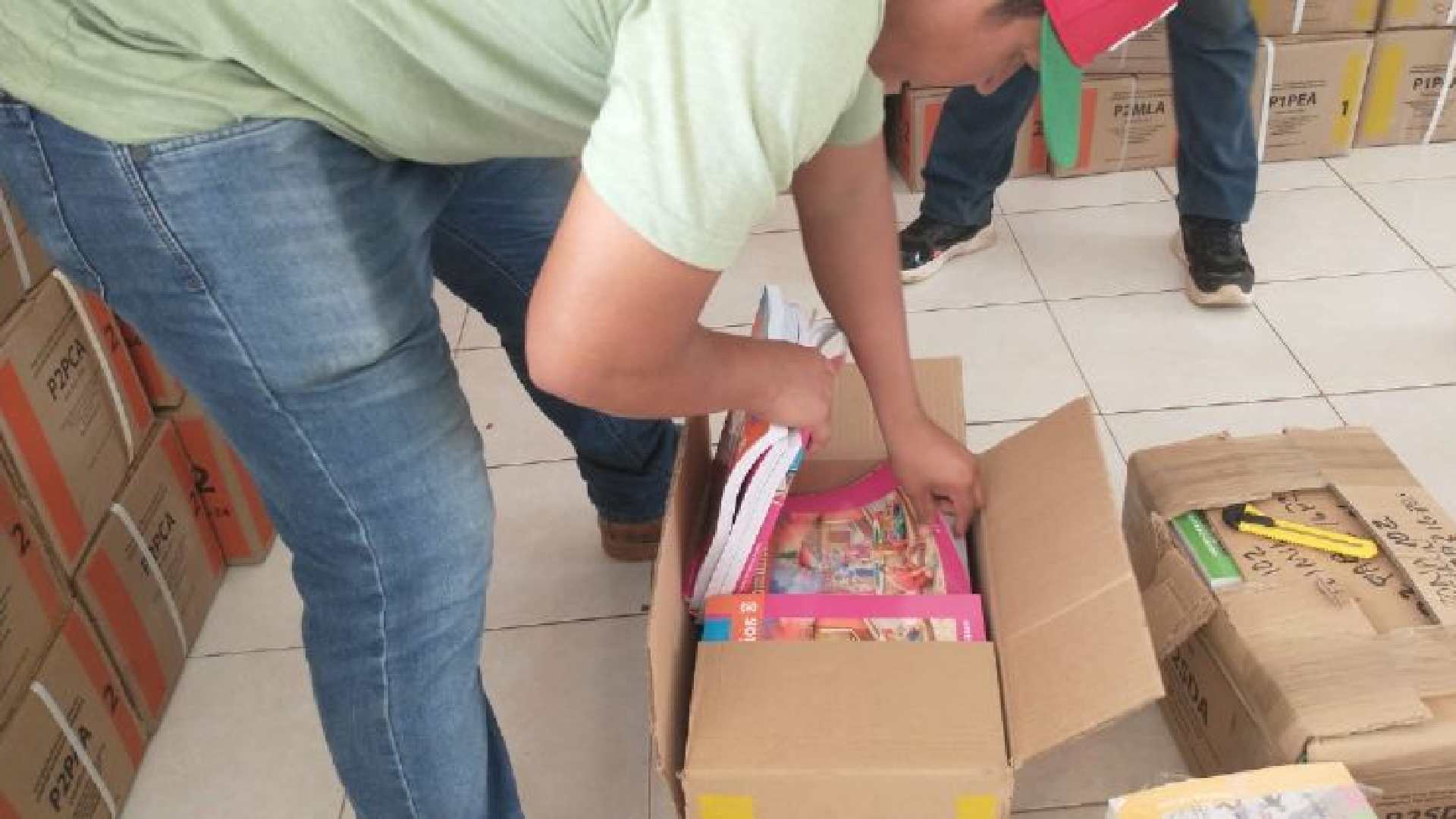 Nuevos libros de texto gratuitos en Yucatán; entrega Segey en respuesta a padres inconformes