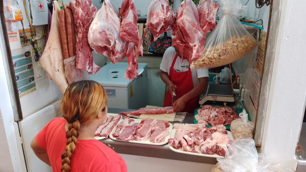 Carniceros del mercado principal de Ciudad del Carmen esperan un repunte en sus ventas