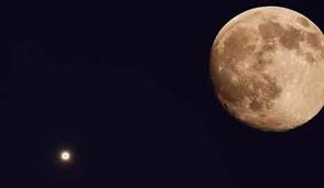 Ambos astros, Saturno y la Luna, se encontrarán en la constelación de Acuario