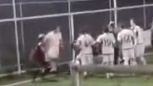 Los jugadores del equipo rival agredieron brutalmente al joven colombiano
