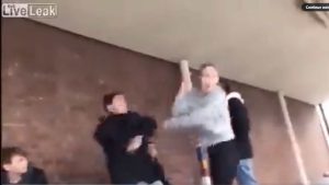 Algunos ven la respuesta del joven como una manifestación de igualdad, otros la critican.