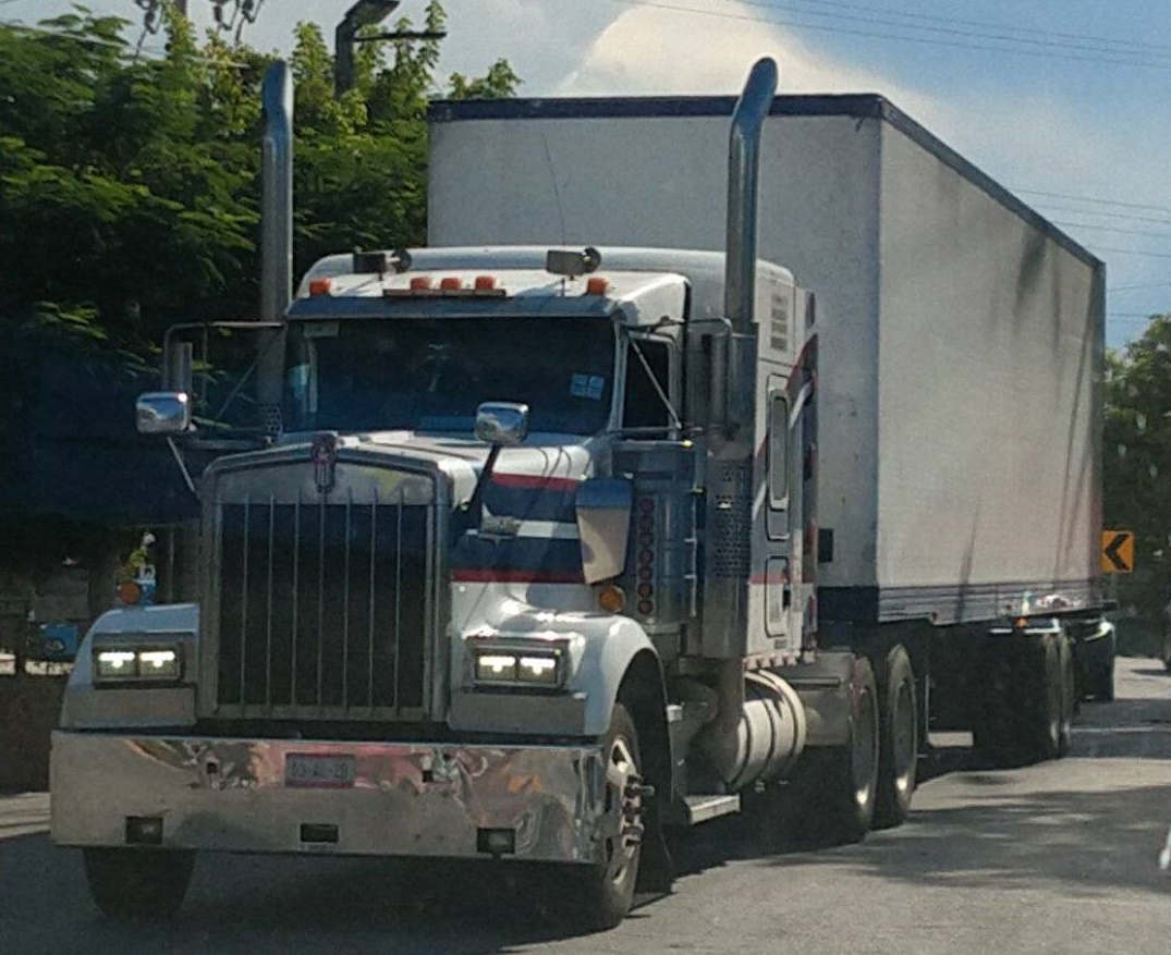 Incremento de tráfico de camiones con doble full dañan carreteras en el estado de Campeche