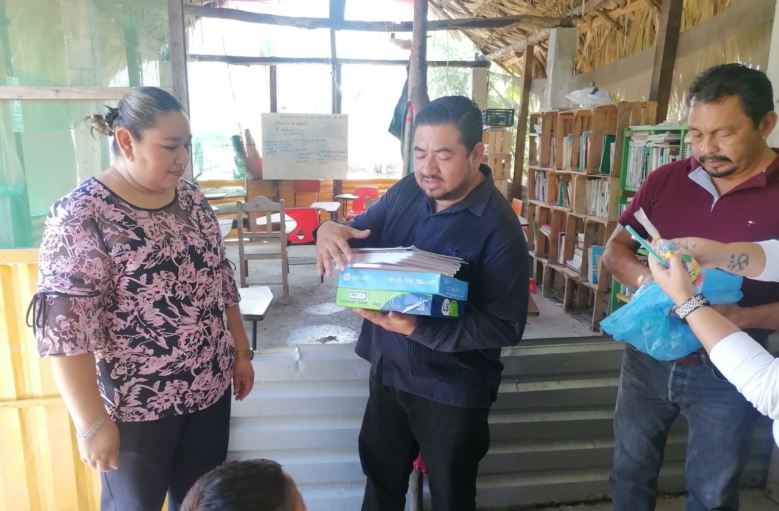 Donan libros a escuelas primarias de comunidades rurales del municipio del Carmen